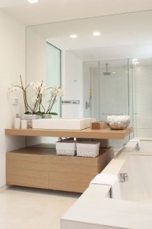 Piano di lavoro in legno beige in bagno