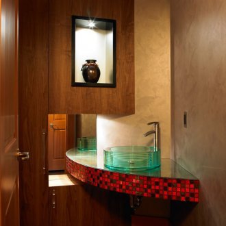 Controsoffitto con mosaico rosso in bagno