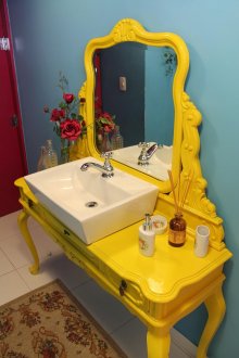 Controsoffitto giallo in bagno