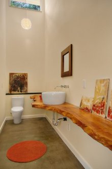 Piano di lavoro in legno massello in bagno