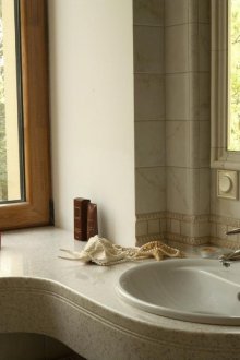 Controsoffitto beige fatto di pietra artificiale nel bagno