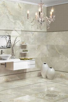 Controsoffitto bianco in un ampio bagno