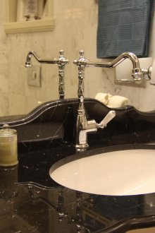 Controsoffitto in pietra nera in bagno