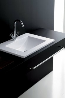 Piano di lavoro nero con lavandino bianco in bagno