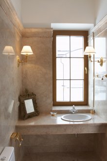 Controsoffitto di pietra beige scuro nel bagno