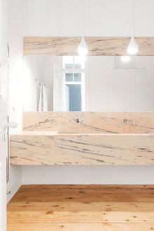 Controsoffitto di pietra beige nel bagno