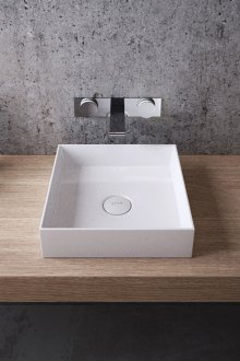 Elegante controsoffitto in legno nel bagno
