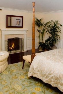 Beige walls and textiles in the bedroom