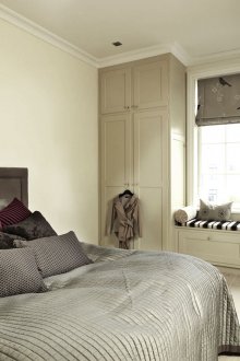 Beige walls and wardrobes in the bedroom