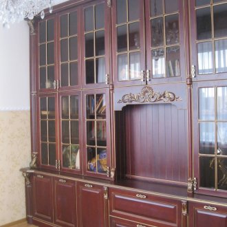 Oturma odasında bordo tonlarında kayın duvar