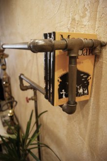 Steampunk tarzı raf
