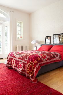 Red plaid with patterns in the bedroom