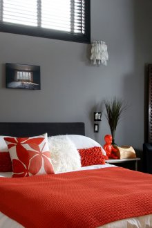 Red knitted bedspread in the bedroom