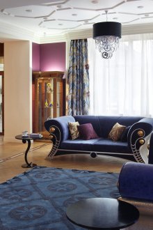 Oturma odasında mavi art deco kanepeler