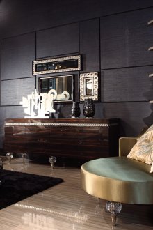 Art deco tarzı oturma odasında siyah, kahverengi ve altın renkleri