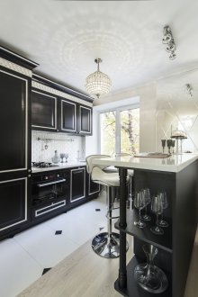 Art deco bar sayacı ile siyah beyaz mutfak