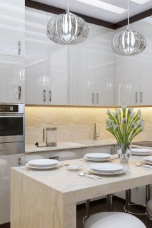 Art deco tarzında beyaz mutfak