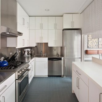 Loft tarzı daire beyaz mutfak