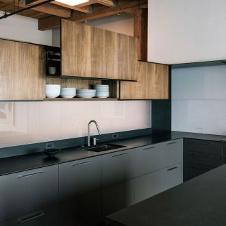 Siyah ve kahverengi loft tarzı mutfak