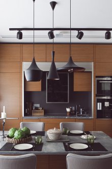 Beyaz duvarlar ve tavan loft tarzı mutfak