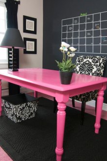 Pembe masa ve halı iç