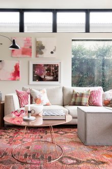 Loft tarzı oturma odasında pembe elemanları