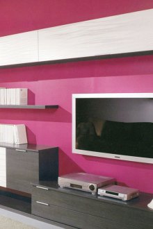 Oturma odasında pembe duvar
