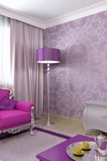 Oturma odasında gümüş-pembe koltuk