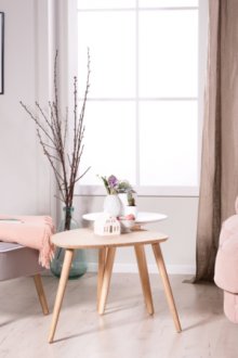 Pembe koltuk ve oturma odasında yatak örtüsü