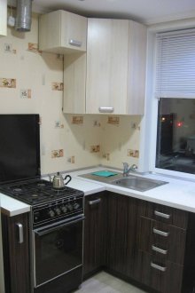 Siyah beyaz köşe küçük bir mutfakta ayarla