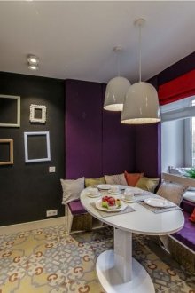 Küçük bir mutfak iç mor ve kırmızı vurgu