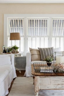 Cores brancas, bege, marrons e pretas no interior da sala de estar