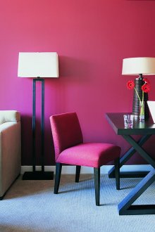Paredes cor de rosa na sala de estar