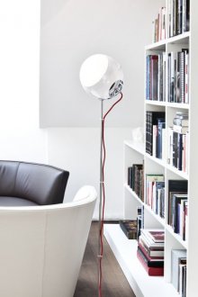 Cores preto, branco e marrom em uma sala minimalista.