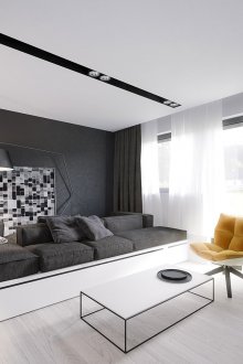 Oturma odasında beyaz podyum