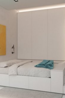 Yüksek podyum ile beyaz yatak odası