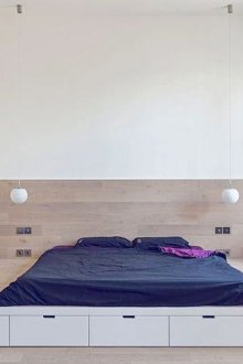 Bir podyum ile beyaz yatak odası