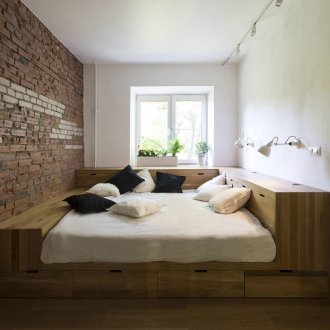 Bir podyum ile minimalist yatak odası.