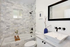 Hvitt og grått badekar med minimum dekor