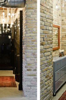 Koridorda siyah parlak kapı