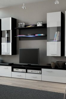 Minimalist bir oturma odasında siyah beyaz duvar