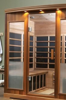 Sauna à portes coulissantes dans l'appartement