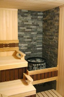Finitions bois et pierre du sauna
