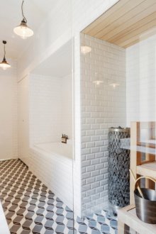 Sauna avec une cloison vitrée dans la salle de bain