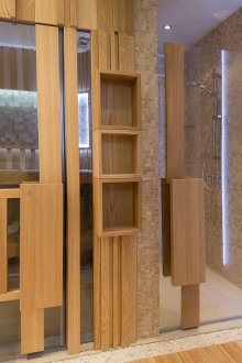 Sauna et douche dans la salle de bain