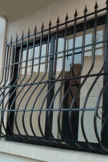 Pencerede kaynaklı metal ızgara