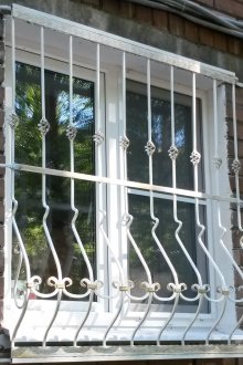 Güzel beyaz dövme pencere ızgara