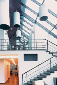 Edificio de dos pisos al estilo del constructivismo.