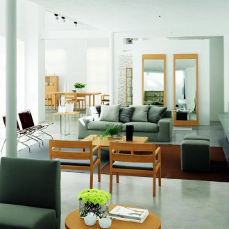 Colores gris, blanco y marrón en el interior del salón.