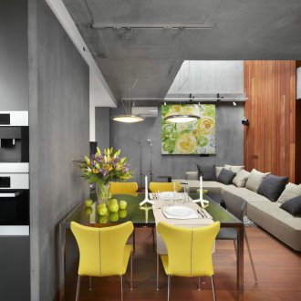 Taupe Constructivism Living / Dining Area con acentos amarillos